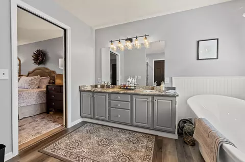 Bath - 1084 Kingsgate Rd, Springfield, OH 45503 photo 6 of 8