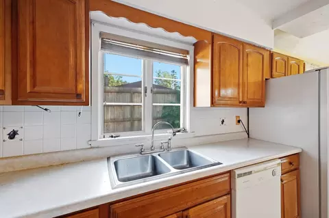 Kitchen - 508 N Broadmoor Blvd, Springfield, OH 45504 photo 4 of 5