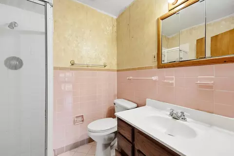 Bath - 508 N Broadmoor Blvd, Springfield, OH 45504 photo 1 of 3