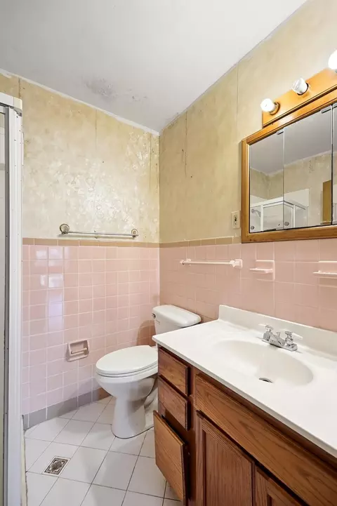 Bath - 508 N Broadmoor Blvd, Springfield, OH 45504 photo 2 of 3