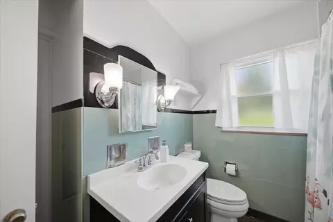 Bath - 786 Westchester Park Dr, Springfield, OH 45504 photo 2 of 7