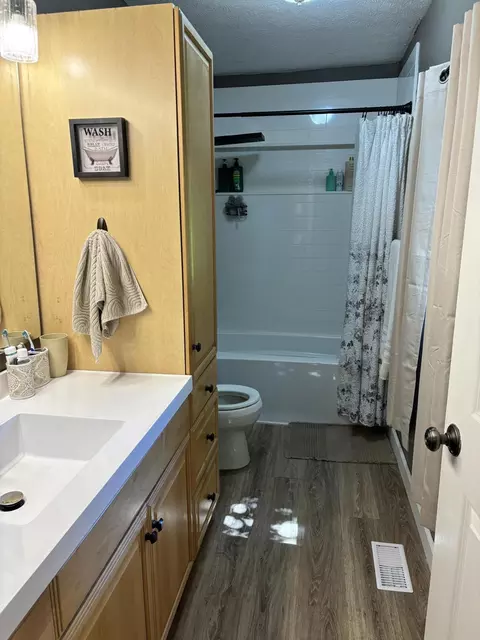 Bath - 5493 Beard Rd, Springfield, OH 45502 photo 5 of 6