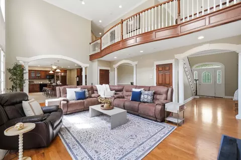 Living - 2638 Ballydoyle Dr, Springfield, OH 45503 photo 6 of 11