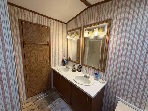 Bath - 1221 Hazel Nut Ln, Sidney, OH 45365 photo 4 of 7