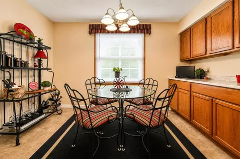 Dining - 4875 E Brannan Dr #4875, Springfield, OH 45502 photo 1 of 2