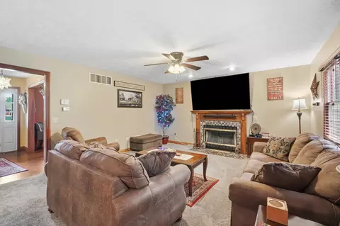 Living - 4146 Ashton Ln, Springfield, OH 45503 photo 2 of 4