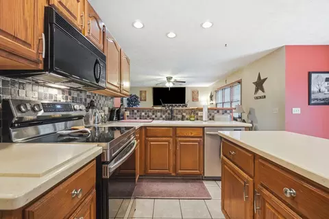 Kitchen - 4146 Ashton Ln, Springfield, OH 45503 photo 4 of 7