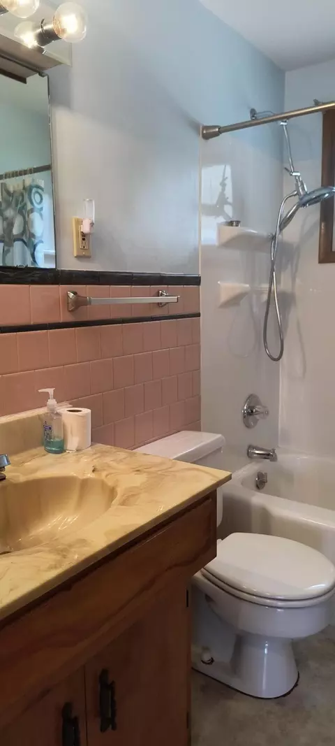 Bath - 1321 Richmoor Rd, Springfield, OH 45503 photo 1 of 3