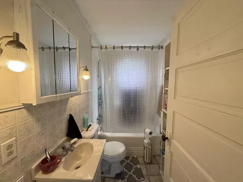 Bath - 1815 Edwards Ave, Springfield, OH 45503 photo 1 of 2