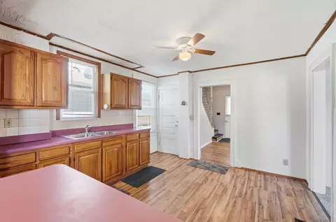 Entry Way - 2044 Beatrice St, Springfield, OH 45503 photo 4 of 9