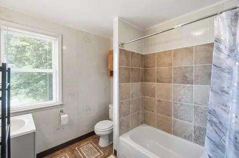 Bath - 2044 Beatrice St, Springfield, OH 45503 photo 2 of 2