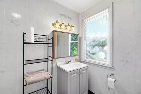 Bath - 2044 Beatrice St, Springfield, OH 45503 photo 1 of 2