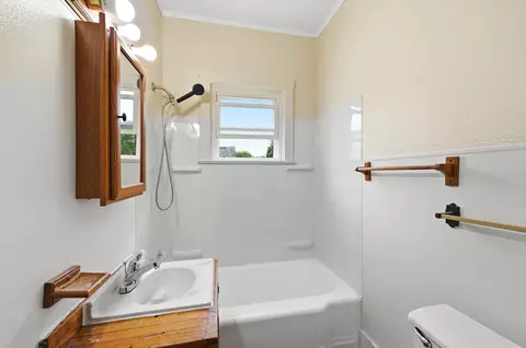 Bath - 1419 Mound St, Springfield, OH 45505 photo 2 of 2