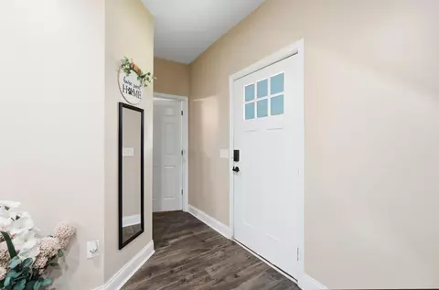Entry Way - 1075 Kenton St, Springfield, OH 45505 photo 4 of 6