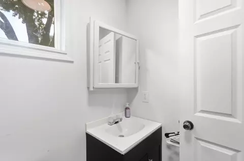 Bath - 1075 Kenton St, Springfield, OH 45505 photo 3 of 6