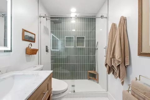 Bath - 2470 Leon Ln, Springfield, OH 45502 photo 3 of 6