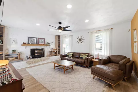 Living - 2470 Leon Ln, Springfield, OH 45502 photo 2 of 4