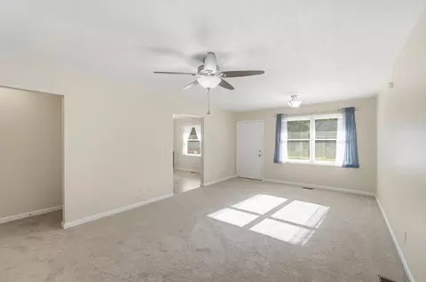 Living - 4885 E Brannan Dr #4885, Springfield, OH 45502 photo 3 of 4