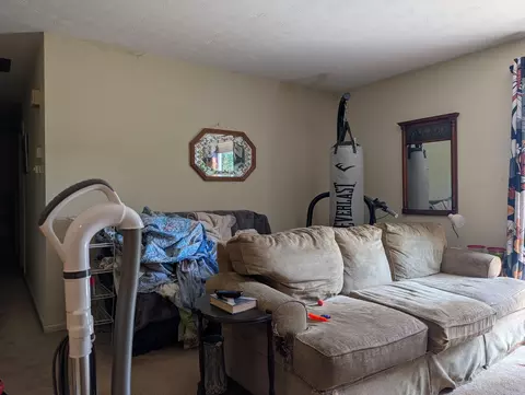 Living - 115 Villa Rd, Springfield, OH 45503 photo 2 of 3