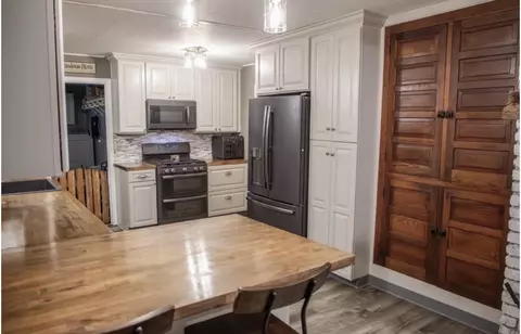 Kitchen - 1159 Hemlock Dr, Springfield, OH 45506 photo 3 of 3