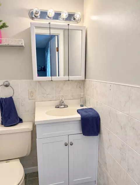 Bath - 1159 Hemlock Dr, Springfield, OH 45506 photo 1 of 6
