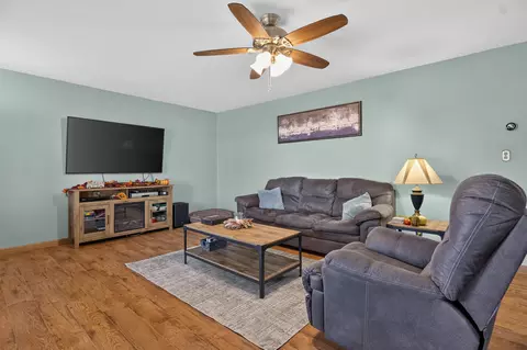 Living - 910 Miller St, De Graff, OH 43318 photo 2 of 4