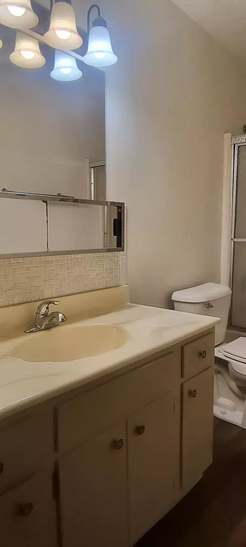 Bath - 2230 Manhattan Blvd, Springfield, OH 45504 photo 3 of 6