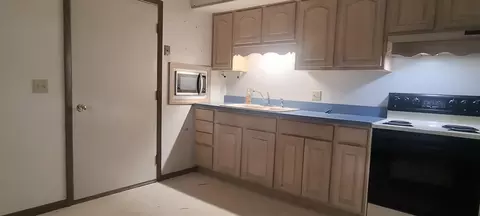 Kitchen - 2230 Manhattan Blvd, Springfield, OH 45504 photo 2 of 4