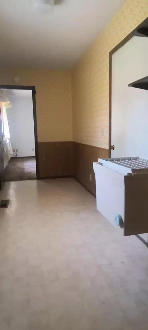 Entry Way - 2230 Manhattan Blvd, Springfield, OH 45504 photo 2 of 2