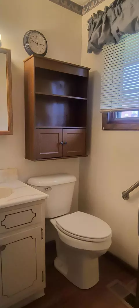 Bath - 2230 Manhattan Blvd, Springfield, OH 45504 photo 1 of 6