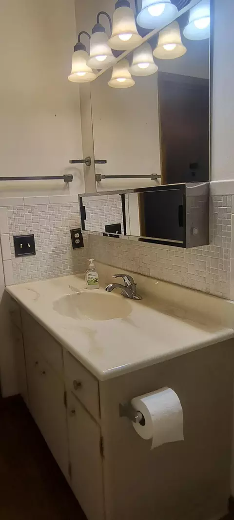 Bath - 2230 Manhattan Blvd, Springfield, OH 45504 photo 5 of 6