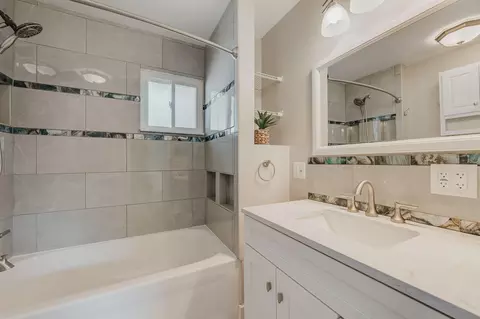 Bath - 2801 Wellsford Ln, Springfield, OH 45503 photo 1 of 3