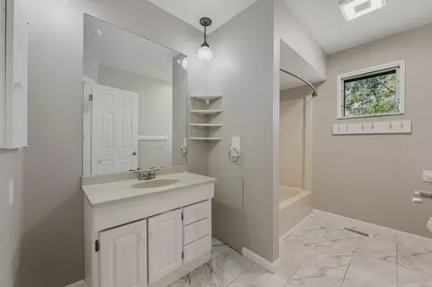 Bath - 2801 Wellsford Ln, Springfield, OH 45503 photo 2 of 3