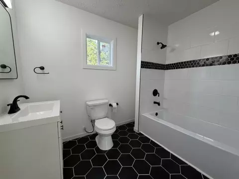 Bath - 1126 Burt St, Springfield, OH 45505 photo 1 of 4
