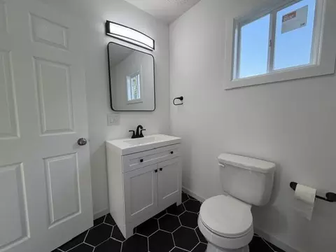 Bath - 1126 Burt St, Springfield, OH 45505 photo 2 of 4