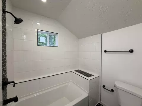 Bath - 1126 Burt St, Springfield, OH 45505 photo 4 of 4