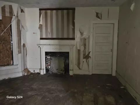 Living - 727 W High St, Springfield, OH 45506 photo 2 of 3