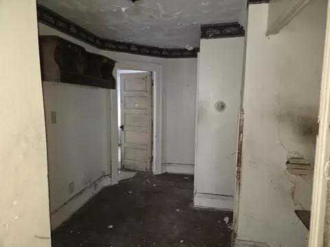 Entry Way - 727 W High St, Springfield, OH 45506 photo 3 of 3