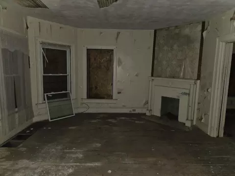 Living - 727 W High St, Springfield, OH 45506 photo 1 of 3