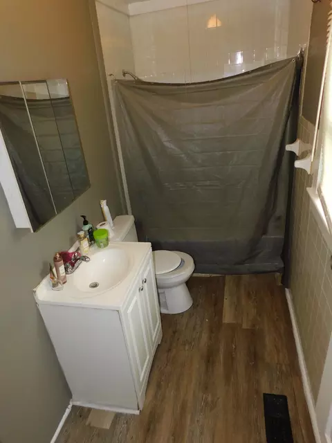 Bath - 352 Buxton Ave, Springfield, OH 45505 photo 1 of 1