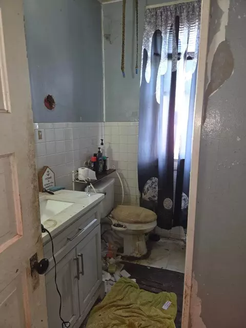 Bath - 328 N Race St, Springfield, OH 45504 photo 1 of 3
