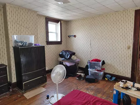 Bedroom - 328 N Race St, Springfield, OH 45504 photo 2 of 4