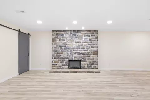 Living - 1231 White Oak Dr, Springfield, OH 45504 photo 7 of 8
