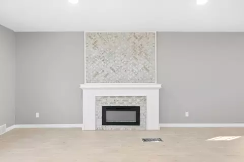 Living - 1231 White Oak Dr, Springfield, OH 45504 photo 2 of 8