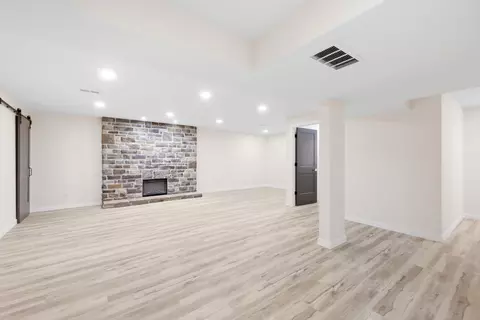 Living - 1231 White Oak Dr, Springfield, OH 45504 photo 6 of 8
