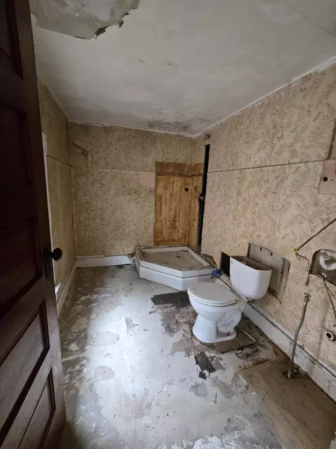 Bath - 546 E Rose St, Springfield, OH 45505 photo 1 of 1
