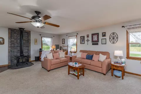 Living - 5373 Upper Valley Pike, Springfield, OH 45502 photo 3 of 4