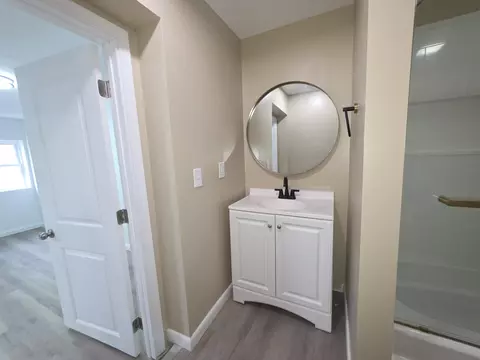 Bath - 409 W Southern Ave, Springfield, OH 45506 photo 1 of 3