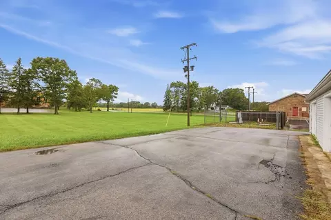 Exterior - 1035 Cheyenne Ave, Springfield, OH 45503 photo 5 of 6