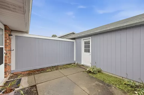 Exterior - 1035 Cheyenne Ave, Springfield, OH 45503 photo 1 of 6